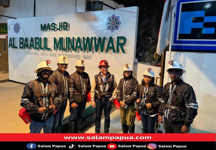 Pemred salampapua.com (dua dari kiri) bersama sejumlah jurnalis saat foto bersama Presdir PT Freeport Indonesia Tony Wenas di depan Masjid Al Baabul Munawwar yang merupakan Masjid terdalam milik PTFI (salampapua.com/Jimmy)