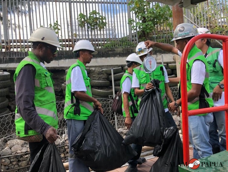 Penimbangan hasil pemungutan sampah di area Portsite daratan hingga area pesisir laut, Kabupaten Mimika, yang mencapai total sampah 542 Kg (Foto:salampapua.com/Evita)