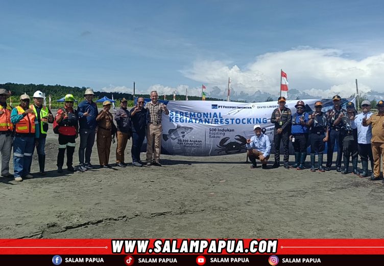 Foto bersama sebelum pelepasan anakan baramundi dan indukan kepiting bakau Di Muara Ajikwa (salampapua.com/Abeth)