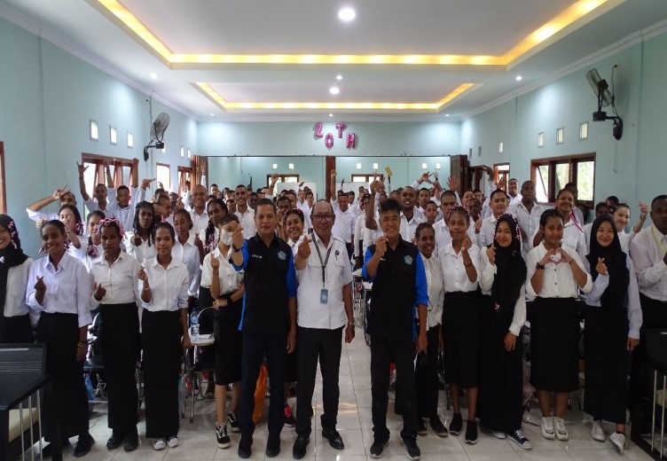 Foto bersama dengan pemateri dari BNNK Mimika (Foto:Istimewa)