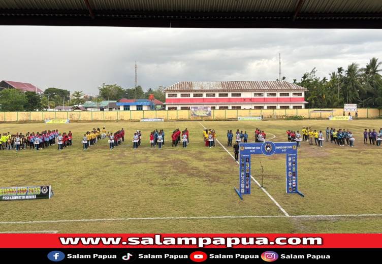 Tim-tim yang berlaga pada Turnamen Sepakbola U-22 Piala Bupati Cup 2025 di Stadion Wania Imipi, Sabtu (29/11/2025)(Salampapua.com/Evita)