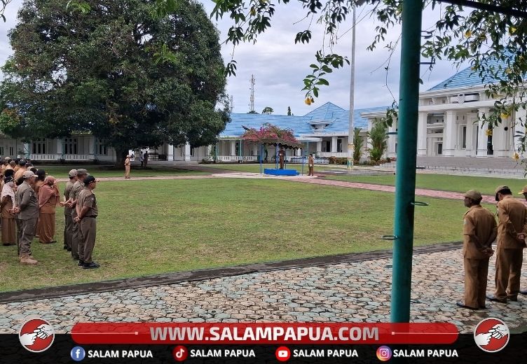 Pemkab Nabire Serahkan 48 SK Kenaikan Pangkat Dan 12 SK Pensiun