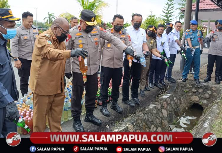 Usai Pemusnahan Ribuan Liter Miras Ilegal Di Timika, Kapolda Minta Jalur Tikus Diperketat