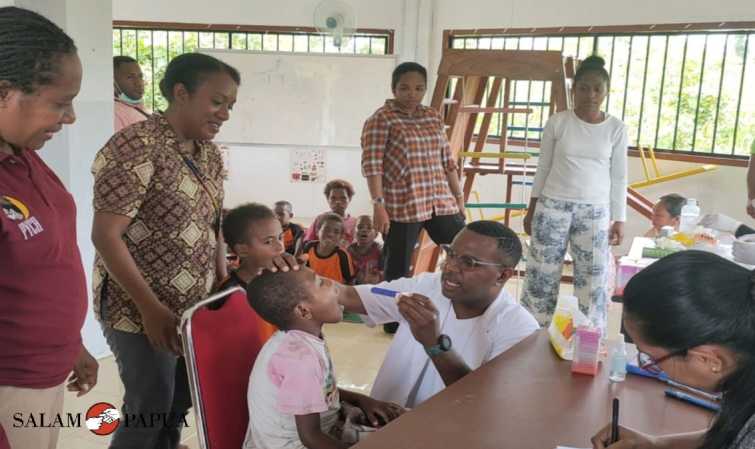 Kegiatan pemeriksaan kesehatan anak-anak TK Nangmora (Foto:salampapua.com/Acik)