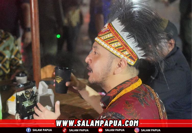 Wamenbud RI Giring Ganesha Djumaryo saat menikmati Kopi Amungme Gold, hasil perkebunan Koperasi Amungme Gold Coffee (KPAGC) binaan PTFI(salampapua.com/Foto Corp.Comm PTFI)