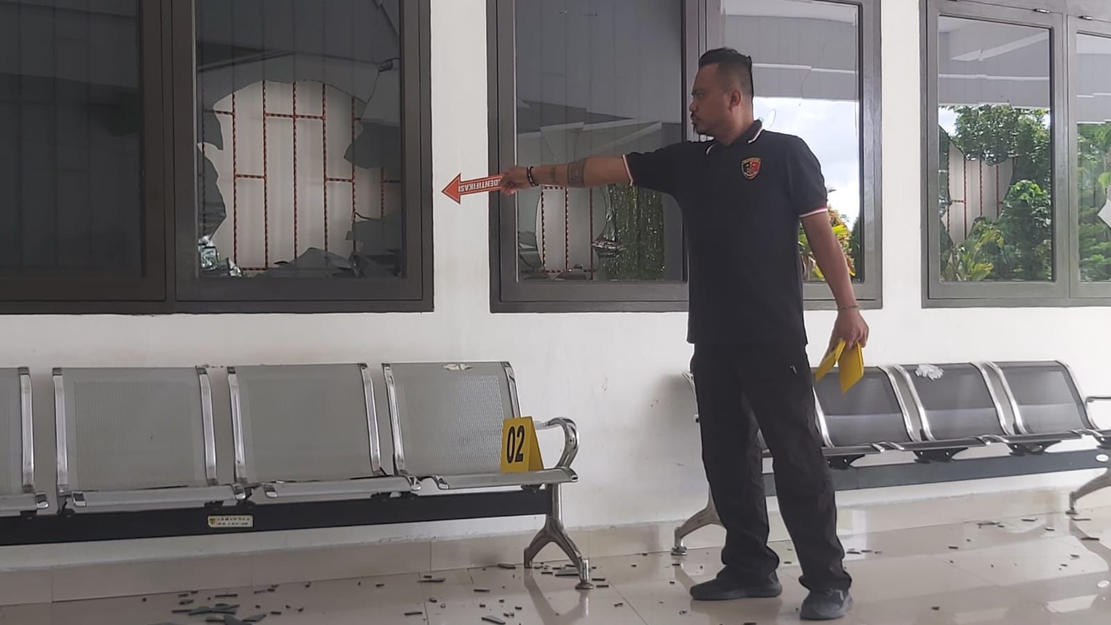 Kaca Jendela Gedung DPRD Mimika Hancur Dirusaki OTK, 5 Pelaku Terekam Cctv