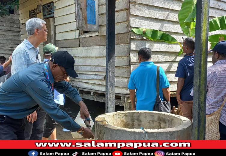 Tim Penilaian CSR dan PDB Award 2025 bersama pengurus YPMAK saat melakukan kunjungan di Kampung Kamora Timika (Salampapua.com/Evita)