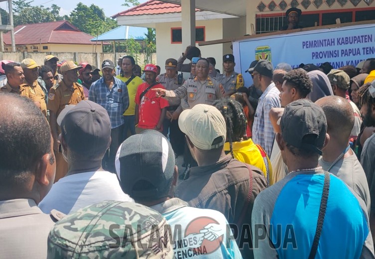 Penyelenggara Pemilu Dinilai Tidak Transparan, Warga Tiga Kampung Palang Jalan Perempatan Kuala Kencana Timika
