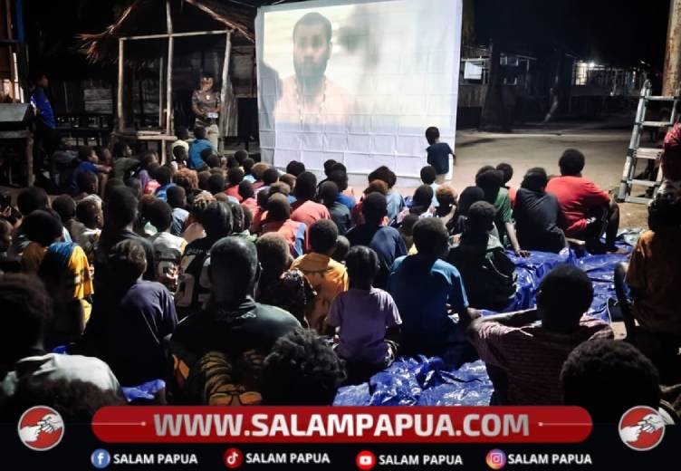 Antusias warga Keakwa dalam menonton pemutaran film (Humas Kodim 1710/Mimika)