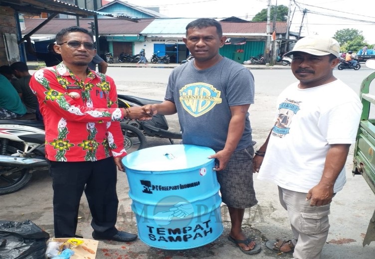KELURAHAN KAMORO JAYA TERIMA BANTUAN TONG SAMPAH DAN POT BUNGA DARI PTFI