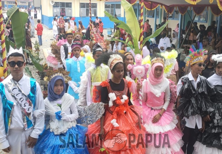 Siswa SMPN 11 Dan SMP YPPK Timika Tampilkan Performa Kreativitas Peringati Hari Sumpah Pemuda