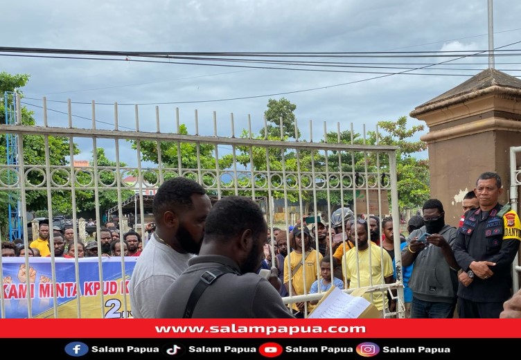 Massa Caleg Partai Nasdem Alex Tsenawatme Gelar Demo Di Eme Neme Yauware Timika, Minta Suara Dikembalikan