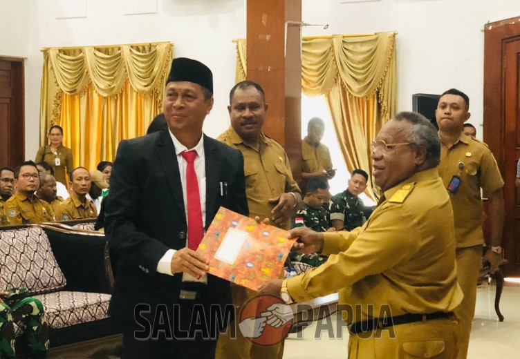 Bupati Mimika Lantik Pj Sekda, Perpanjang Masa Jabatan Kadis Pendidikan, Dan Rolling Beberapa Jabatan