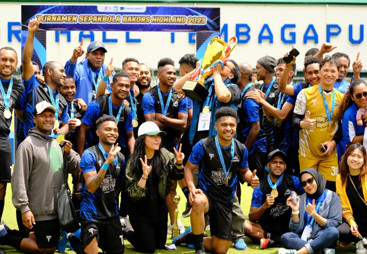 Concentrating A Tundukan Central Service Dan Angkat Trofi Bergilir Turnamen Sepakbola Bakors PTFI Highland 2023