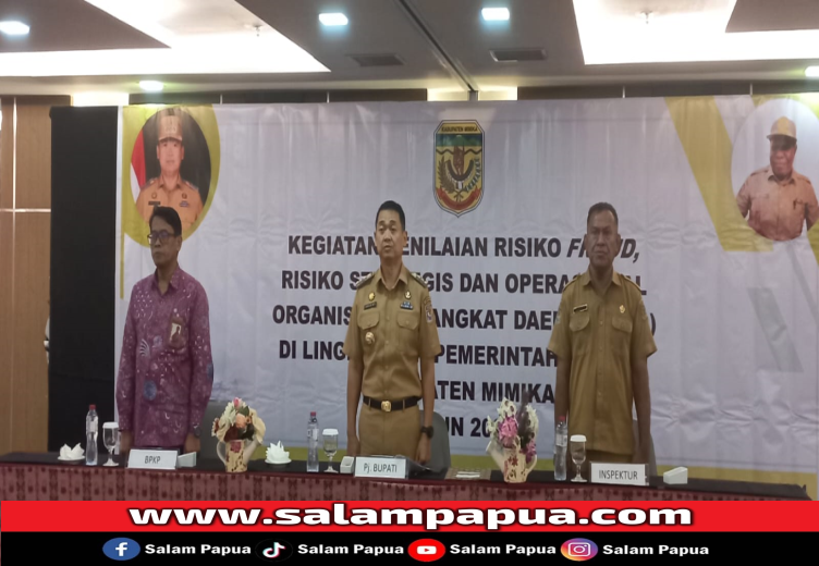 (dari kiri) Perwakilan BPKP Papua, Miarno, Pj Bupati Mimika Valentinus S Sumito dan Plt Kepala Inspektorat Mimika, Primus Lesomar ketika menyanyikan Lagu Kebangsaan Indonesia Raya (Salampapua.com/Sianturi)