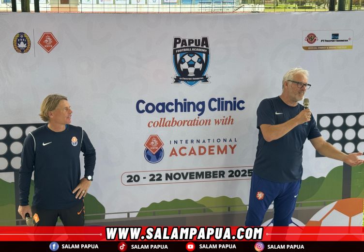 Dua pelatih dari KNVB, Bert Zuurman (UEFA A Youth) dan Andre Simmelink (UEFA A) memberikan materi yang dikemas dalam sesi talk show (salampapua.com/Foto: Corp.Comm PTFI)