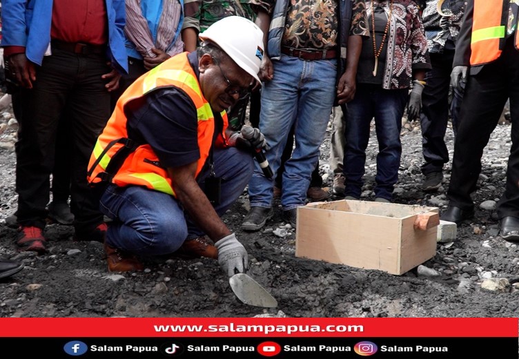 SVP Sustainable Development PTFI Nathan Kum mewakili Perusahaan pada sesi peletakan batu pertama pembangun jembatan penghubung Banti 2-Banti 1 (salampapua.com/Foto Corp.Comm PTFI)