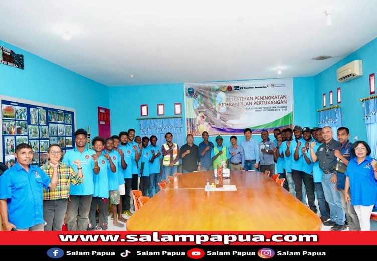 Para peserta pelatihan bersama perwakilan KMBL, PTFI, dan IPN menyelesaikan pelatihan pertukangan selama 10 hari di Keuskupan Timika (salampapua.com/Foto: Corp.Comm PTFI)