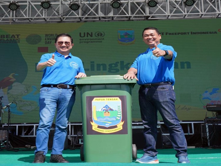 Penyerahan simbolis bantuan 500 tempat sampah dari Presdir PTFI Tony Wenas kepada Pj. Sekda Papua Tengah Valentinus Sudarjanto Sumito pada puncak peringatan Hari Lingkungan Hidup sedunia 2023 di?Pantai?Nabire (Foto:corp.comm PTFI)