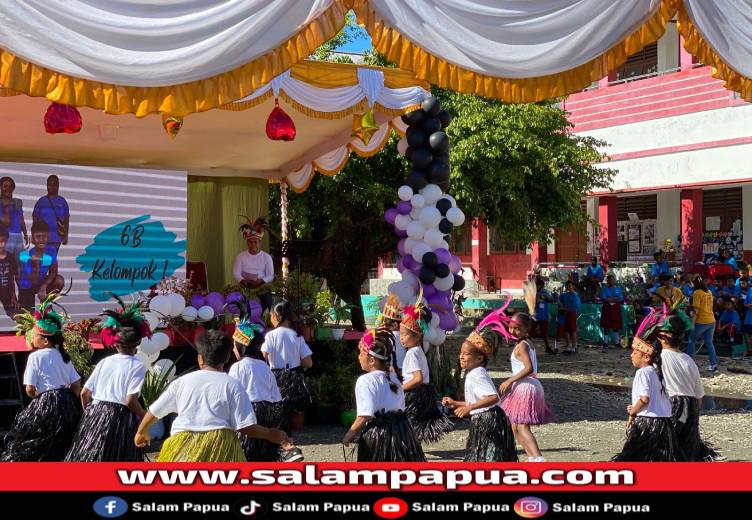 Tarian dari para murid SD Inpres Timika II SP 2 Timika pada pembukaan Education Expo di sekolah tersebut, Jumat (23/05/2025) (Salampapua.com/Evita)