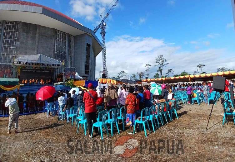 Tampak antusiasme masyarakat saat mengikuti ibadah KKR HUT Mimika ke-27, Senin (9/10/2023) (salampapua.com/Evita)