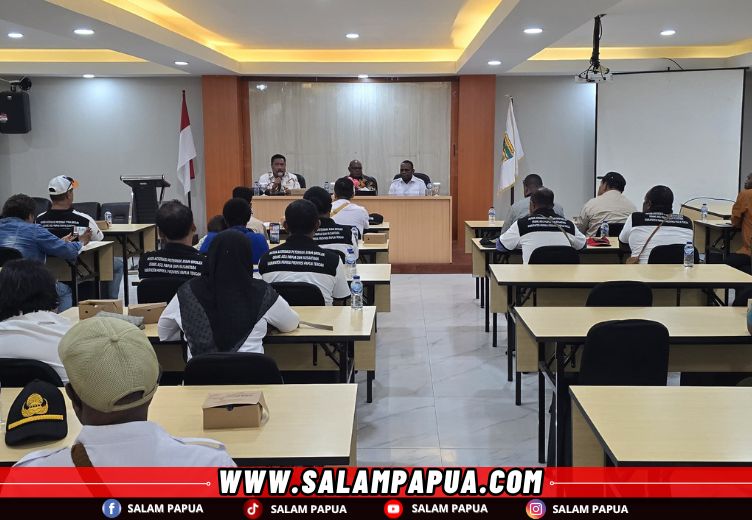 Gubernur Papua Tengah Meki Fritz Nawipa saat bertatap muka langsung dengan seluruh peternak yang tergabung dalam Asosiasi Peternak Ayam Broiler Orang Asli Papua-Nusantara di Kabupaten Mimika (salampapua.com/Foto JR)