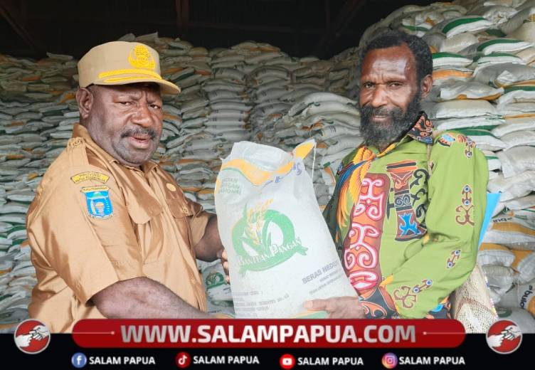 Dinas Pertanian Dan Ketahanan Pangan Nduga Bagikan 258 Ton Beras Dan 14 Ton Minyak Goreng Untuk Warga