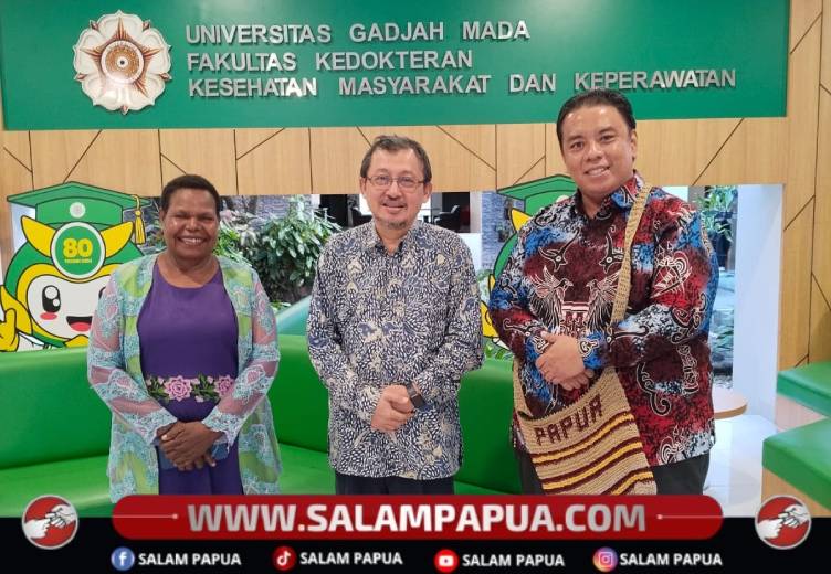 (dari kiri) Inna Gwijangge, Prof. dr. Yodi Mahendradhata dan DR. dr. Nataniel Imanuel Hadi, M.Kes., FISQUA (Dokumen RSUD Elvrida Sara Kenyam)