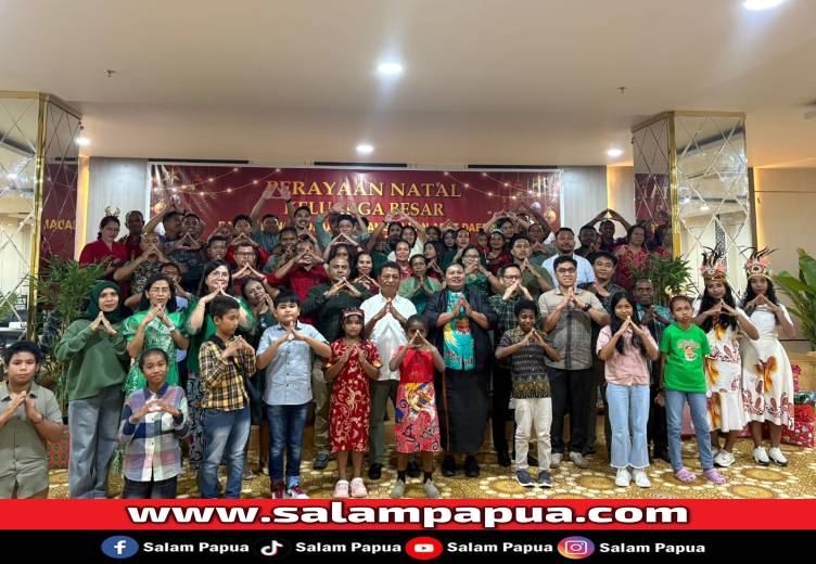 - Foto bersama usai ibadah Natal keluarga besar BPKAD Mimika, yang dilaksanakan di Aula Kantor BPKAD, Jumat (5/12/2025)(Salampapua.com/Evita)