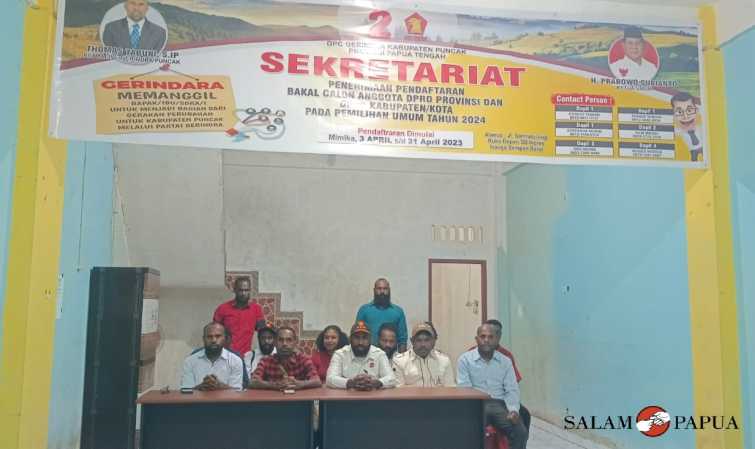 Foto bersama di kantor sekretariat Partai Gerindra Puncak (Foto:salampapua.com/Acik)