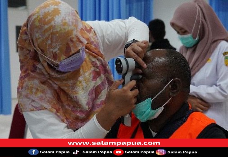 Pemeriksaan katarak kepada masyarakat di kampung Waa Banti (salampapua.com/Foto: Corp.Comm PTFI)