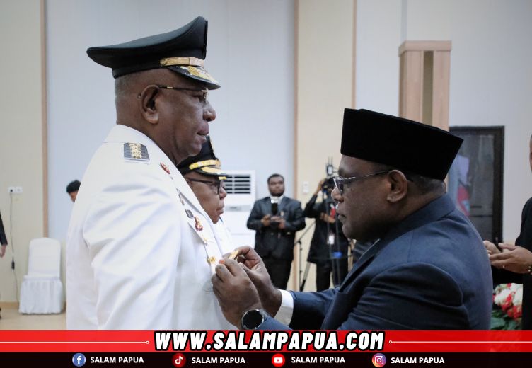 Resmi Dilantik Sebagai Bupati Mimika, Ini Pesan Gubernur Kepada John Rettob Sebagai Anak Misionaris