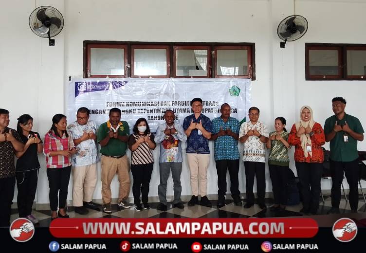 Foto bersama usai pertemuan antara Pemkab Nduga dan BPJS Kabupaten Jayawijaya bersama para jajarannya di Kantor Bupati Nduga, Kenyam, Jumat (26/6/206)(Salampapua.com/Elea Worom)