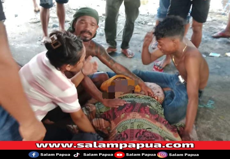 Jenazah salah satu korban yang berhasil dievakuasi warga sesama pendulang (salampapua.com/Foto Polsek Kuala Kencana)