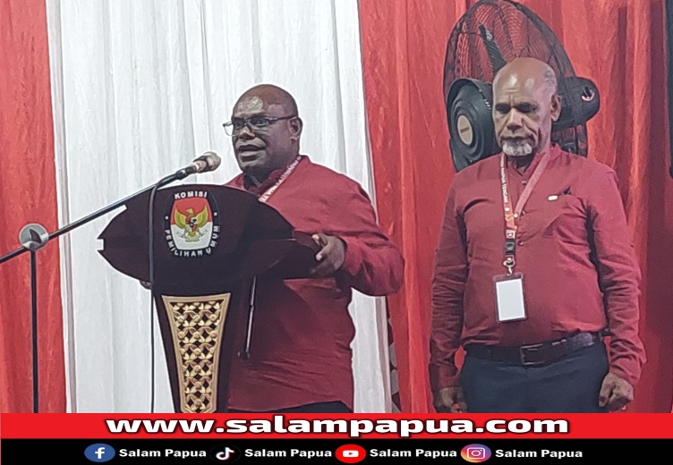Cagub Papua Tengah Meki Nawipa didampingi Cawagub Deinas Geley saat menyampaikan sambutan (salampapua.com/JR)
