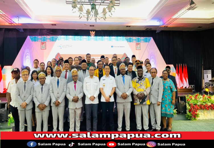 Foto bersama Pengurus Baru YPMAK Periode 2024-2029 dengan Pj Bupati Mimika, Valentinus Sumito, Rabu (18/12/2024) (Salampapua.com/Evita)