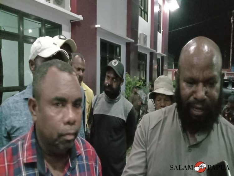 KELUARGA KORBAN MUTILASI WARGA NDUGA TERIMA PUTUSAN MAJELIS HAKIM TERKAIT VONIS 4 TERDAKWA