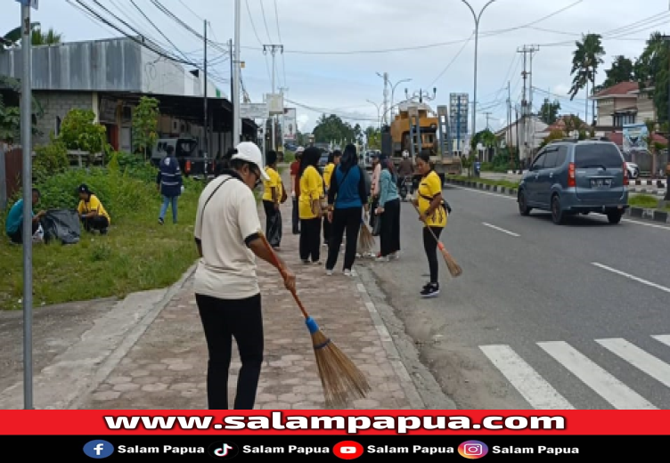 H-1 MTQ, Ratusan Pegawai Distrik Miru Bersih-Bersih Jalan