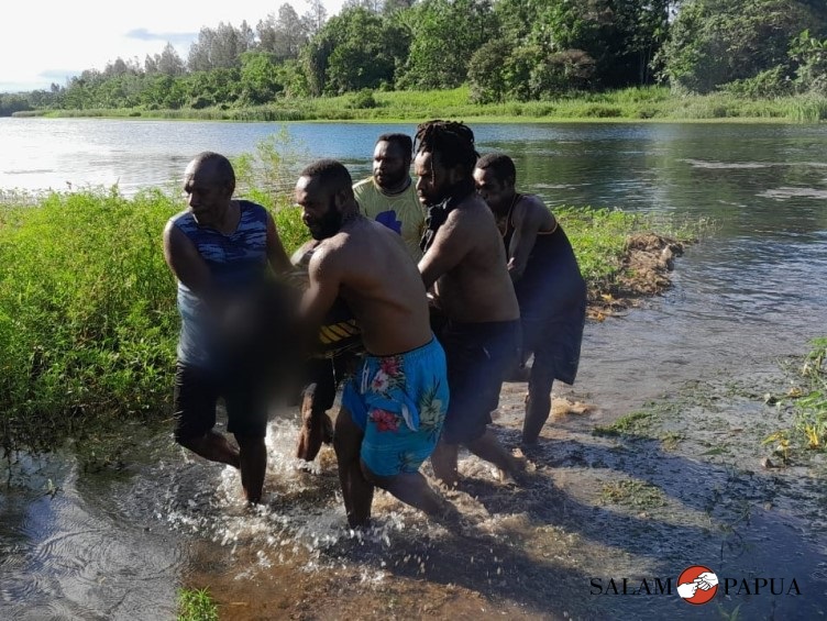 SEORANG PRIA DITEMUKAN MENINGGAL DUNIA TERAPUNG DI BENDUNGAN JALAN FREEPORT LAMA TIMIKA