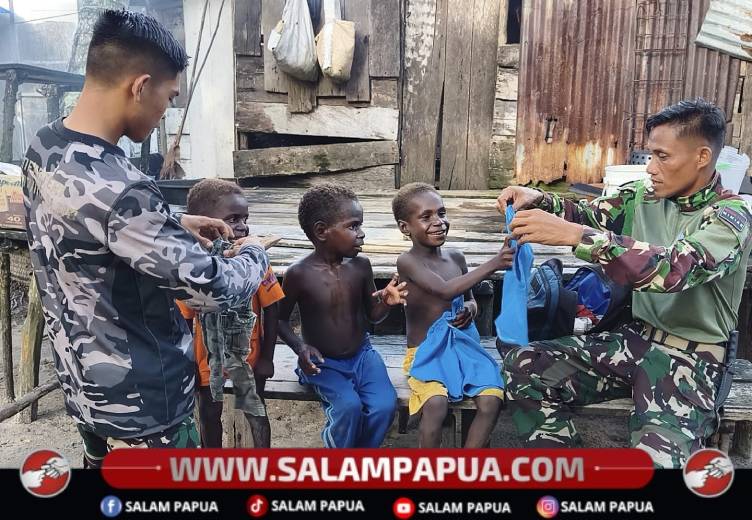 Senyum Bahagia Anak-Anak Kampung Keakwa Saat Terima Baju Dari Satgas TMMD