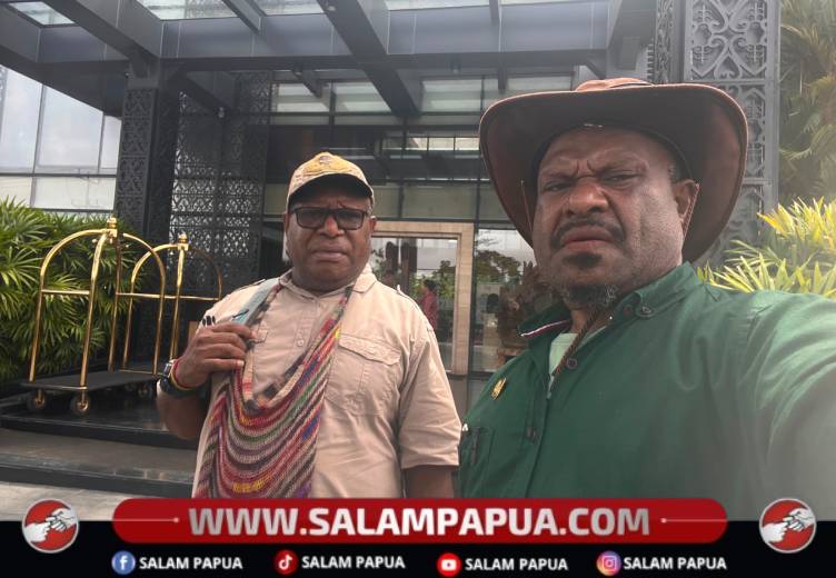 Direktur Yayasan Tuarek, Agus Natkime (kiri) dan Sekretaris, Maroni Natkime (Salampapua.com/Dokumen Pribadi Maroni)