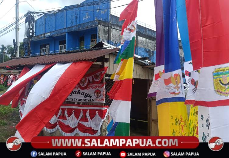 Jelang HUT Ke-81 RI, Penjual Ornamen Merah Putih Mulai Ramai Di Timika