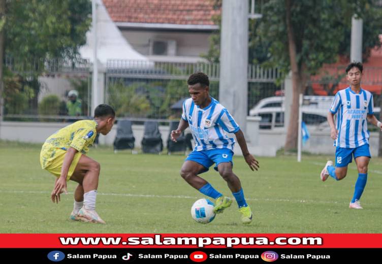 Pemain Akademi WBFC, Lorenzo Jovian Komangal (22) pemain asal Mimika yang mencetak dua gol ke gawang PS Porkap pada Piala Soeratin U17 Putaran Nasional di Kota Barat Surakarta, Jumat (5/9/2025) siang (Dokumen Akademi WBFC)