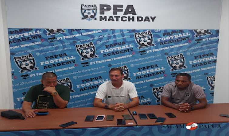 Konferensi Pers Direktur PFA Wolfgang Pikal (tengah) dan Pelatih Kepala PFA Ardiles Rumbiak (Foto:salampapua.com/JR)