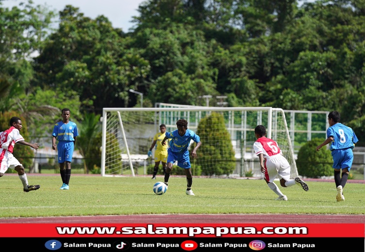 Pertandingan perdana Piala Soeratin U-15 Papua Tengah antara Tim SSB Elang Vs Timika Putra di lapangan sepak bola MSC Mimika (salampapua.com/Foto Corp.Comm PTFI)