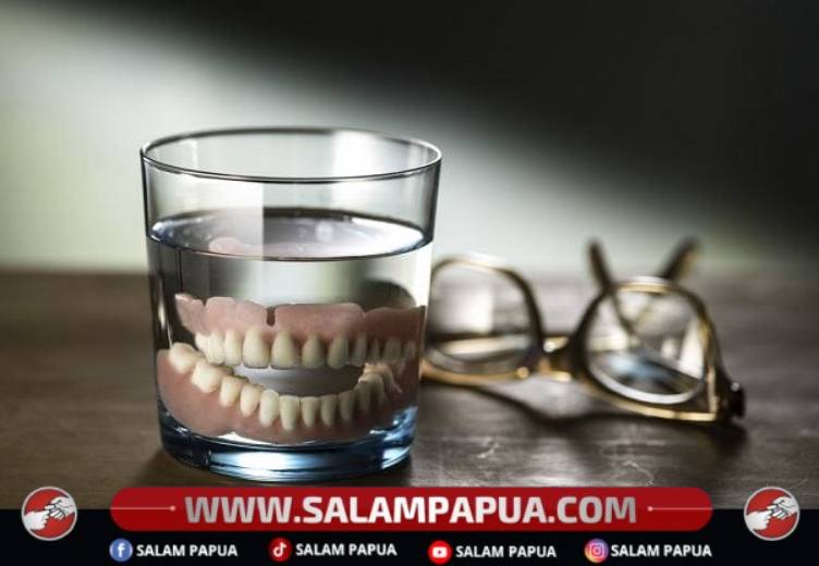 6 Cara Merawat Gigi Palsu Yang Perlu Diketahui