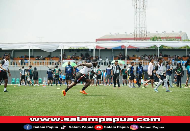 Pemain Black Pearl Origin Edius Kogoya ketika melakukan rushing ke QB Bogor Rainstorm pada pertandingan Piala Merdeka Bowl ke-7 di Lapangan Tugu Jakarta Utara (Dokumen BPO)