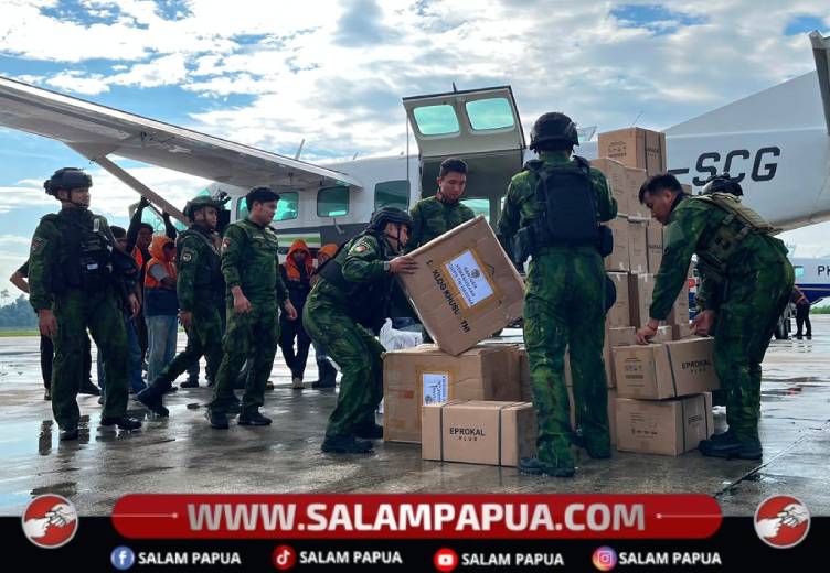 Personel Koops TNI Habema mengangkat bantuan bahan pangan ke dalam pesawat yang akan diterbangkan menuju Kabupaten Puncak, Papua Tengah, Jumat (31/7/2026)(Salampapua.com/Acik)