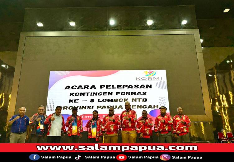 Gubenur Papua Tengah, Meki Fritz Nawipa dan Bupati Mimika Johannes Rettob bersama perwakilan kontingen KORMI Papua Tengah ke FORNAS, NTB di Gedung Eme Neme Yauware, Selasa (22/7/2025) (Salampapua.com/Evita)