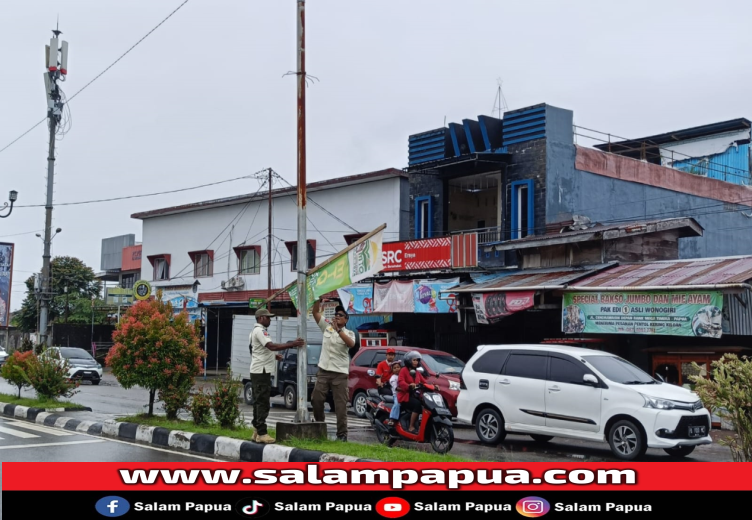 Satpol-PP Bongkar Spanduk Dan Baliho, Ini Penyebabnya